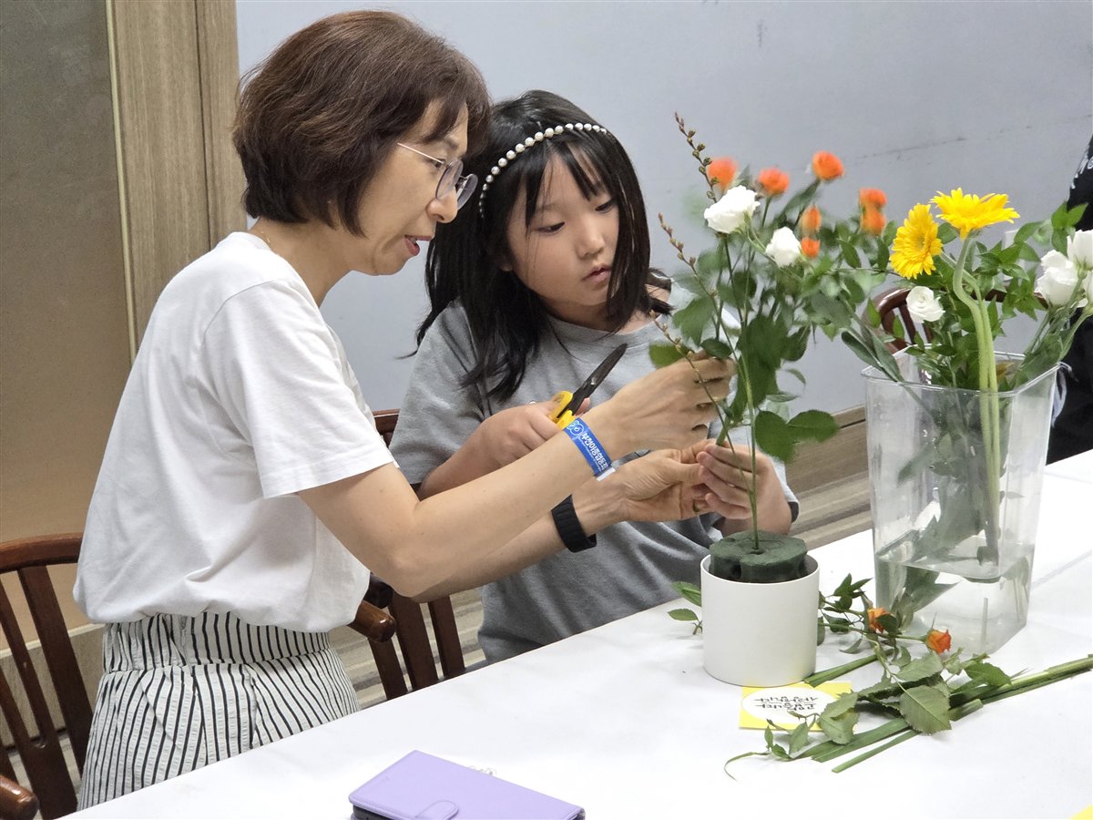 마음 톡톡 힐링 여행에서 함께 꽃꽂이에 참여하는 모습